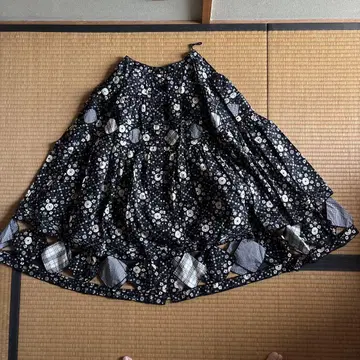 카네코 이사오 패치워크 플레어 스커트 꽃무늬 블랙과 화이트