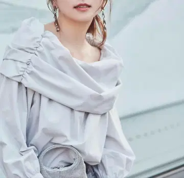 NATURAL BEAUTY BASIC 2way 오프숄더 블라우스