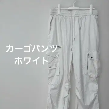 화이트 카고 팬츠 지퍼 포켓 부착