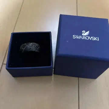 Swarovski 블랙 스트라이프 반지 박스 포함
