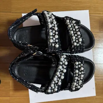 GRL 펄 장식 블랙 샌들
