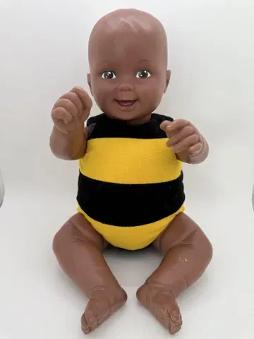 블랙과 옐로우 컬러의 스트라이프 인형