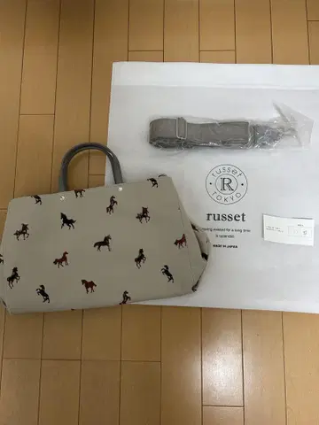 러셋 말 프린트 핸드백