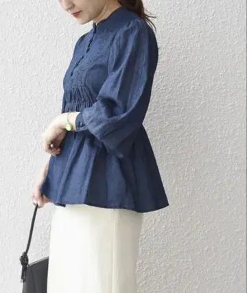 새상품급 쉽스 프론트 자수 허리 셔링 데님 블라우스 블루