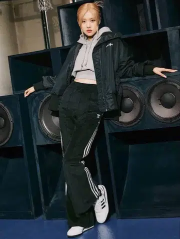 adidas 코듀로이 플레어 팬츠 블랙핑크 로제 착용