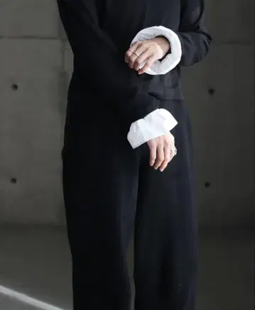 Ella 프릴 장식 블랙 긴팔 상의