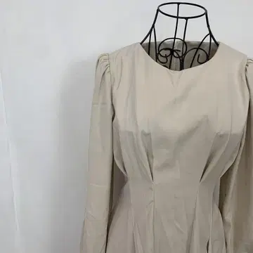 새상품급 데이지 긴팔 롱 원피스 베이지 A라인 플레어 고급스러움