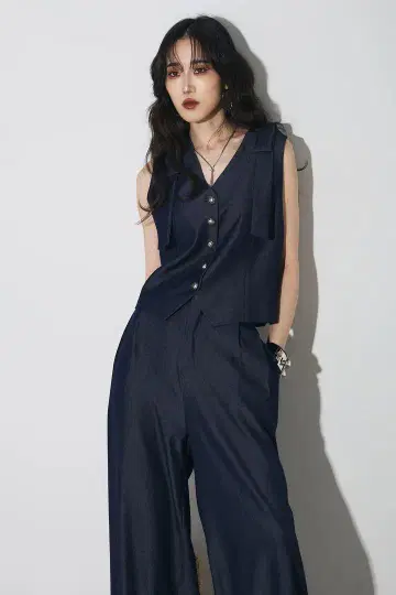 AUBREY 숄더 리본 베스트 & 데님 라이크 실버 버튼 팬츠 셋업