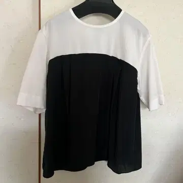 화이트 블랙 플리츠 반팔 상의