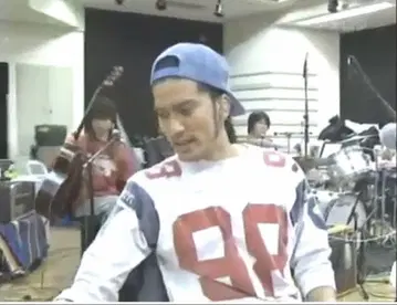 나가세 토모야 착용 DEAD COWBOYS 풋볼T셔츠 챌린저