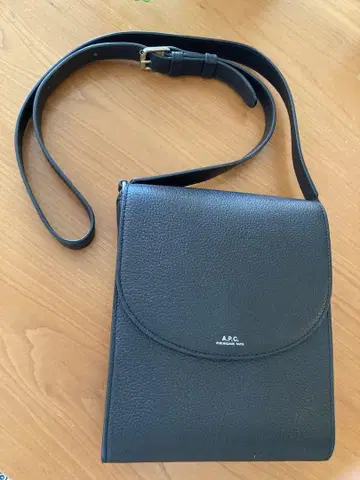 A.P.C. 블랙 가죽 숄더백