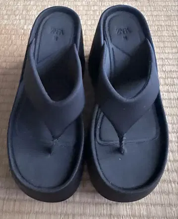 ZARA 블랙 플립플랍