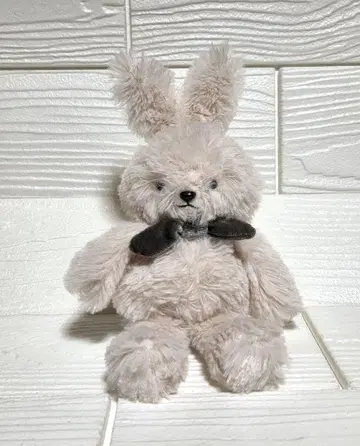 연한 핑크색 토끼 인형