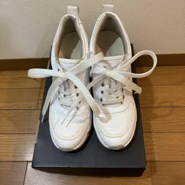 +diana 플러스다이애나 힐업 스니커즈 화이트 23cm