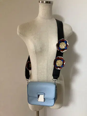 ZARA 스카이블루 숄더백 꽃 모티브 포함