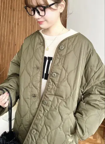 올리브색 퀼팅 다운 자켓