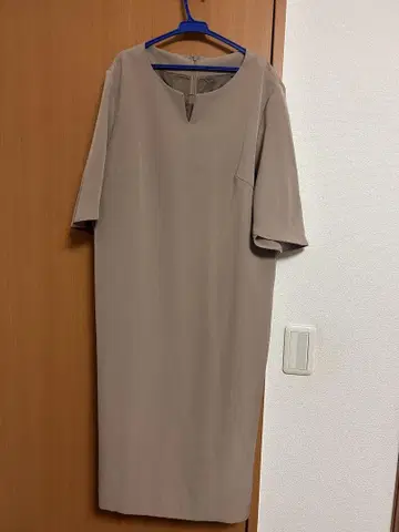 베이지 7부 소매 무릎 기장 원피스