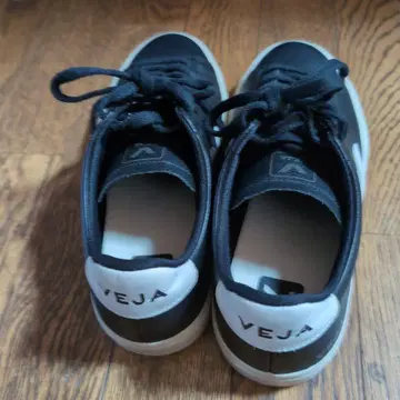 VEJA 블랙 가죽 스니커즈