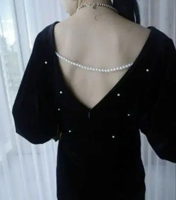 BACK OPEN PEARL VELOUR DRESS M 사이즈 정품