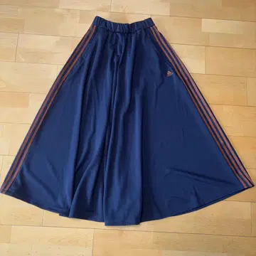 새상품급 adidas 네이비 브라운 라인 플레어 스커트