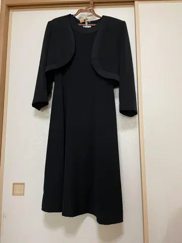 블랙 드레스 자켓 포함 무릎 기장