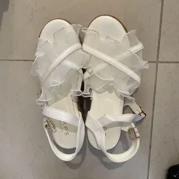 프릴 장식 화이트 샌들