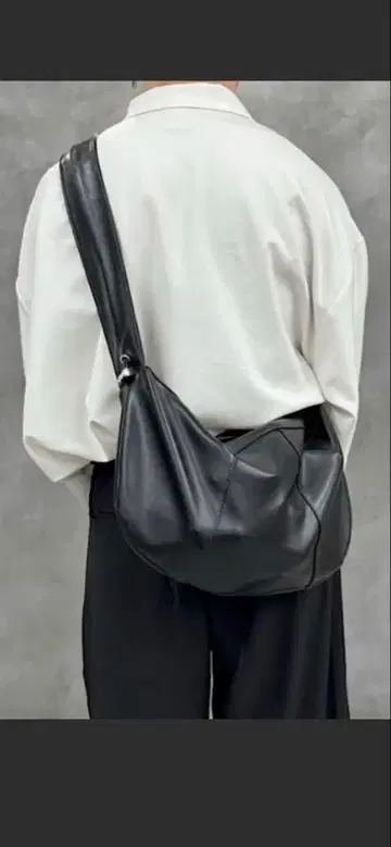 블랙 합성 피혁 숄더백