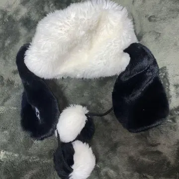 스누피 복슬복슬 귀도리 달린 모자 화이트 블랙