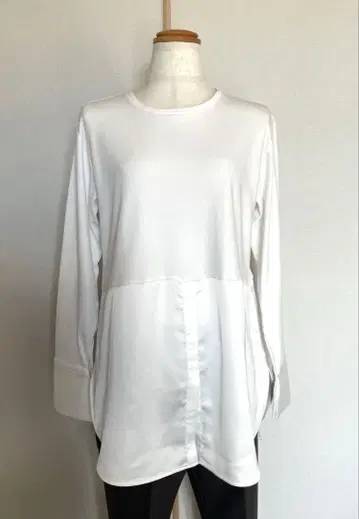 앙피로 화이트 긴팔 셔츠 앞면 절개