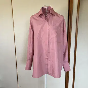 핑크색 긴팔 셔츠 가슴 포켓 부착