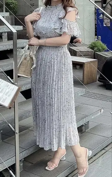 프릴 오픈 숄더 디자인 원피스