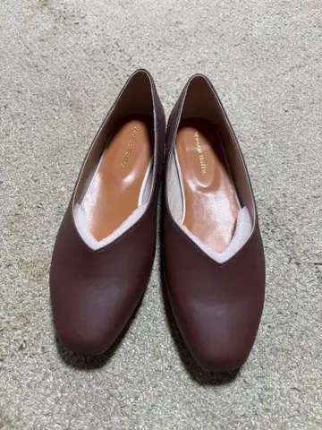 브라운 V컷 플랫슈즈