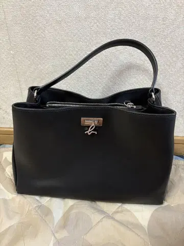 agnes b. 블랙 가죽 핸드백
