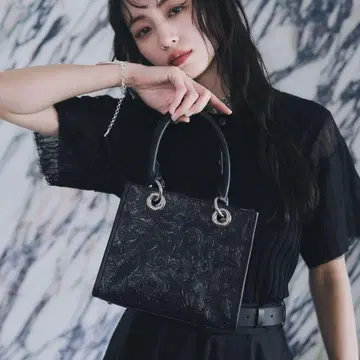 HARE Flower 엠보싱 미니 토트백