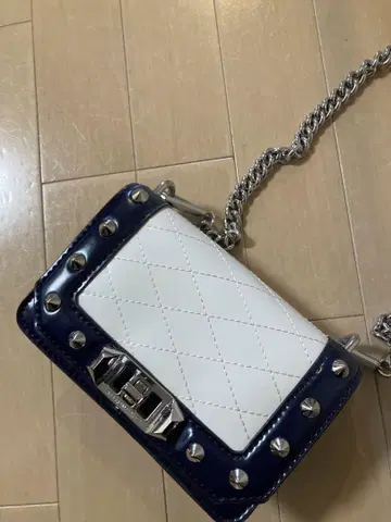 레베카밍코프 네이비 화이트 퀼팅 숄더백