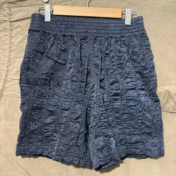 PERVERZE 다크 블루 주름 가공 숏팬츠