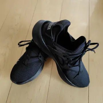 Puma 블랙 스니커즈