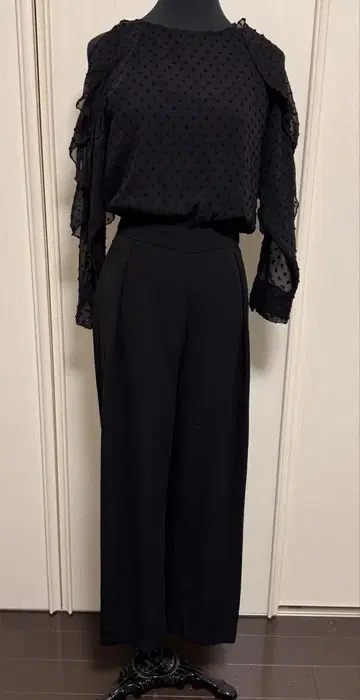 ZARA 블랙 도트 무늬 프릴 소매 올인원 XS