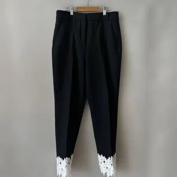 레이스 밑단 블랙 테이퍼드 팬츠