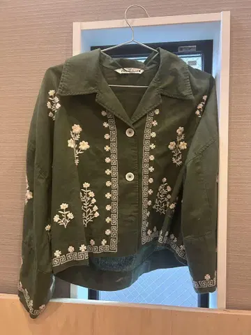 ZARA 꽃무늬 자수 올리브 그린 자켓