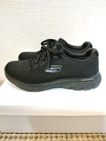 Skechers 방수 블랙 메쉬 스니커즈