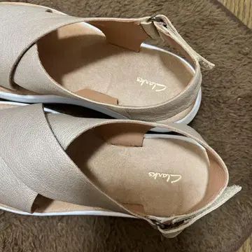 Clarks 베이지 크로스 스트랩 샌들