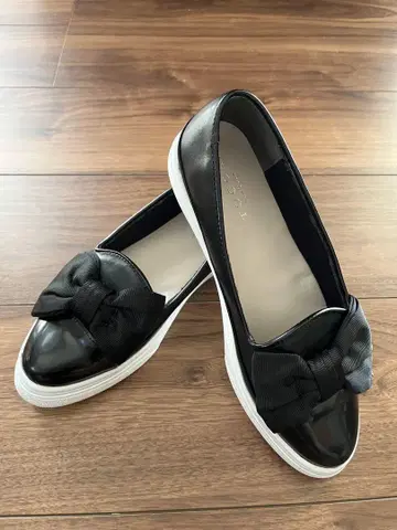 토카 TOCCA 블랙 리본 포함 슬립온 펌프스