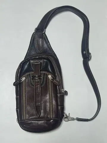 다크 브라운 가죽 슬링백