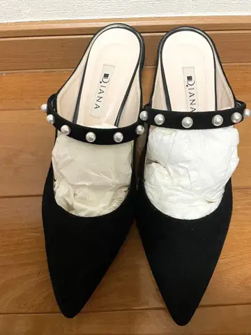 DIANA 펄 장식 블랙 뮬