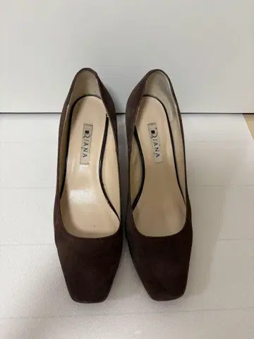 [ DIANA ] 다이애나 브라운 스웨이드 펌프스 중간 힐 겨울
