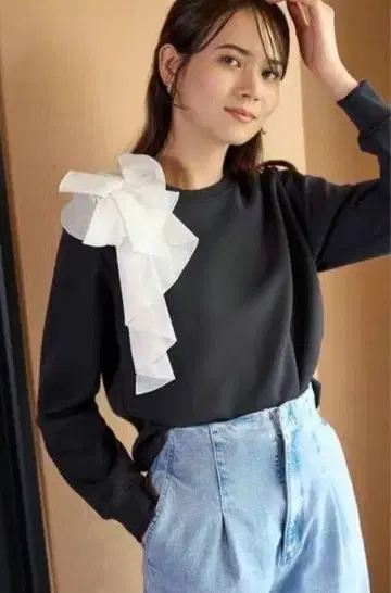 셀포드 비대칭 프릴 블랙 맨투맨 상의 M