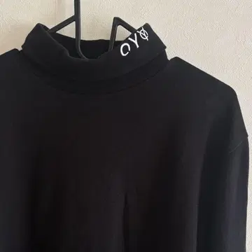 OY 로고 자수 터틀넥