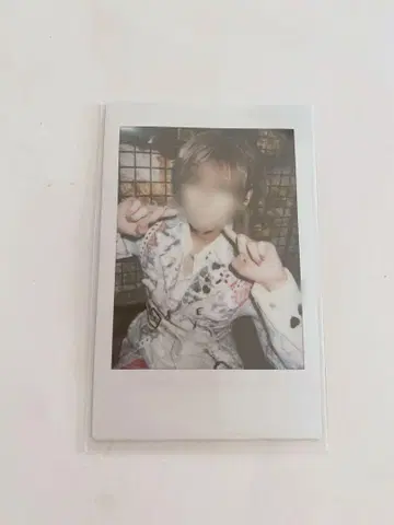 유손 러브시크 폴라로이드 간호사 의상