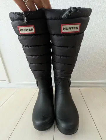 HUNTER 다운 깃털 스타일 롱 부츠 블랙
